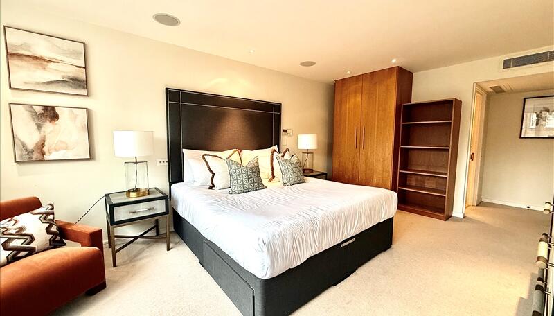 2 bed property in Young Street, London